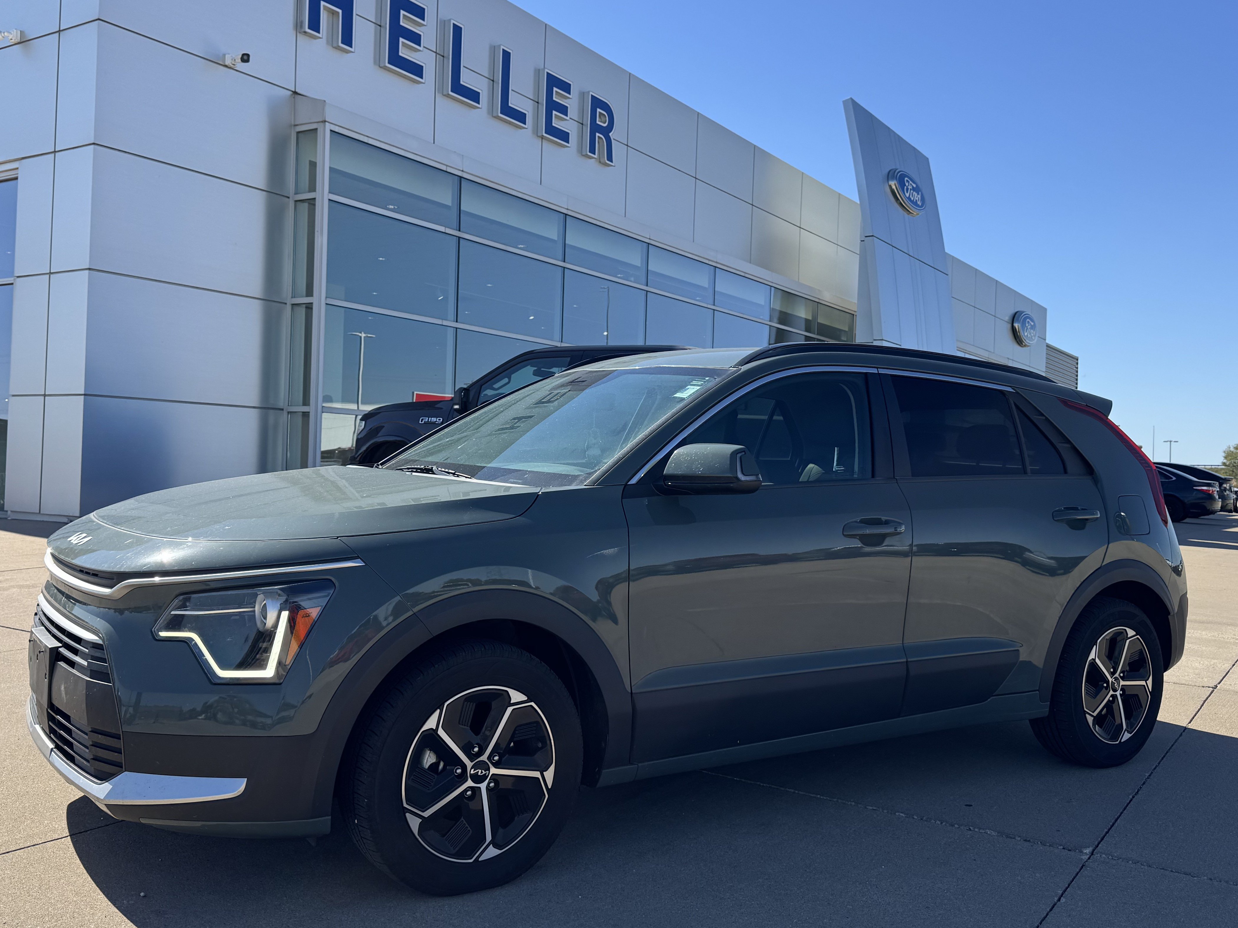 Used 2023 Kia Niro EX FWD image 3