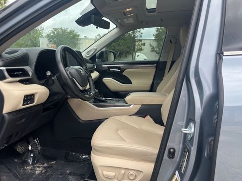 Used 2023 Toyota Highlander Platinum FWD image 2