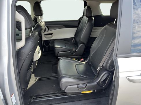 Used 2022 Kia Carnival LX image 7