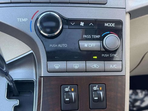 Used 2010 Toyota Venza AWD image 32