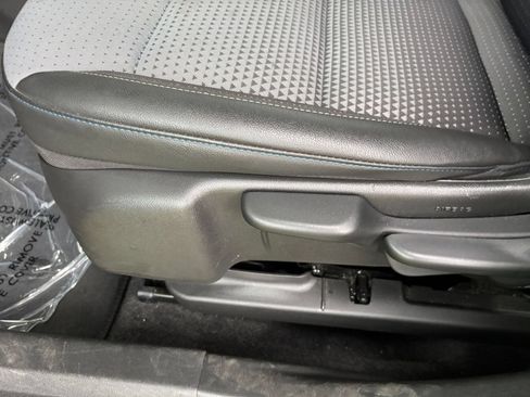 Used 2025 Chevrolet Trax LT FWD image 23