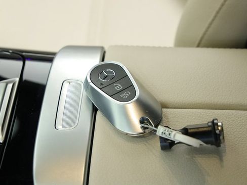 Used 2025 Mercedes-Benz C 300 4MATIC Sedan image 38