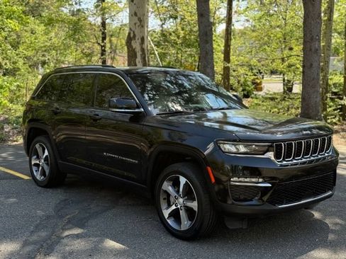 Used 2023 Jeep Grand Cherokee Limited w/ Luxury Tech Group II AWD/4WD image 3