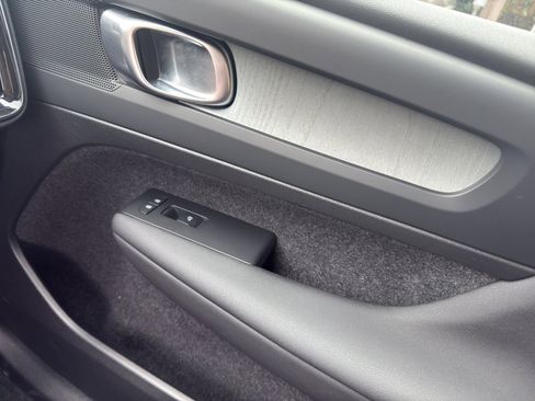 Used 2025 Volvo XC40 B5 Plus image 17