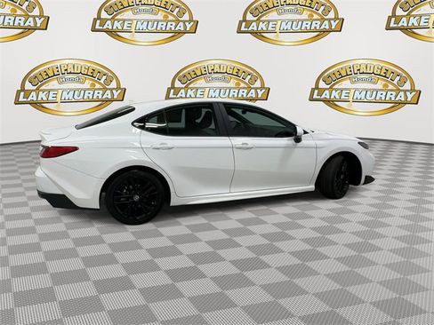 Used 2025 Toyota Camry SE image 3