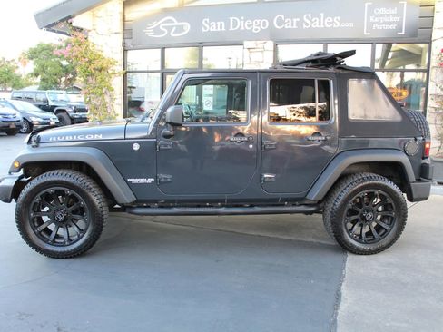 Used 2017 Jeep Wrangler Unlimited Rubicon w/ Connectivity Group AWD/4WD image 33