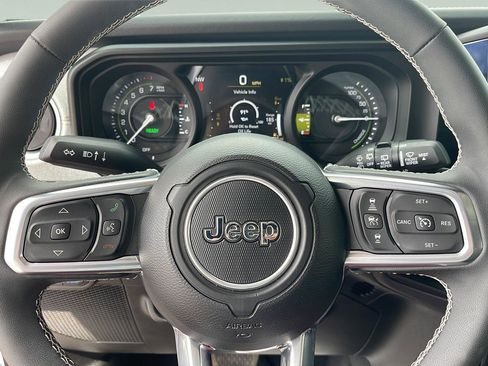 Used 2025 Jeep Wrangler Sahara image 12