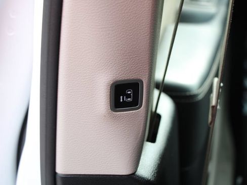 Used 2023 Chrysler Pacifica Touring-L FWD image 23