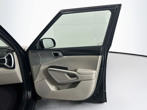 Used 2025 Kia Soul LX w/ LX Technology Package FWD image 30