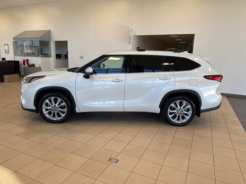 Used 2023 Toyota Highlander Limited image 2