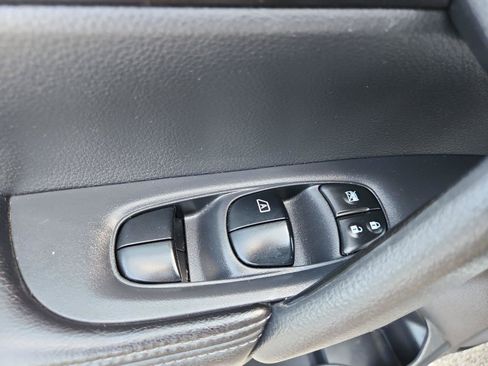 Used 2015 Nissan Rogue SV AWD/4WD image 16