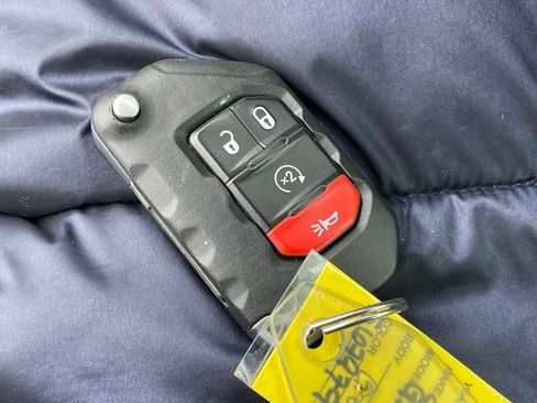 Used 2021 Jeep Gladiator Sport image 23