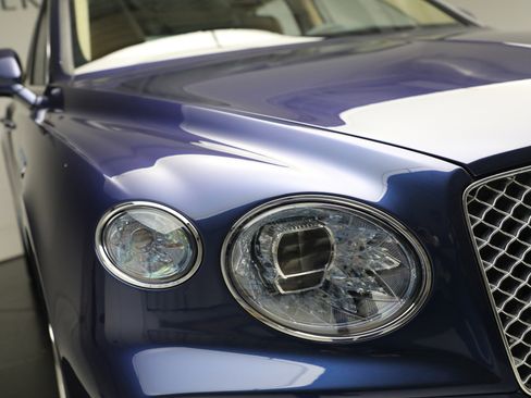 Used 2023 Bentley Bentayga image 35