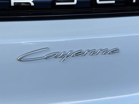 Used 2025 Porsche Cayenne image 32