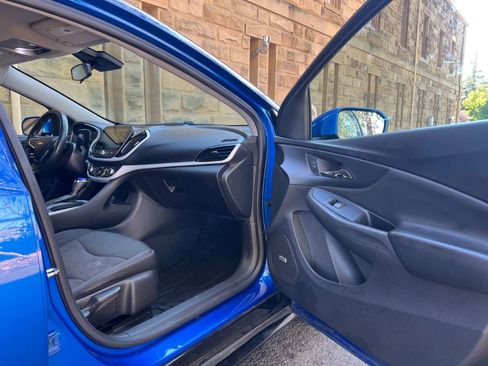 Used 2017 Chevrolet Volt LT w/ Comfort Package image 35
