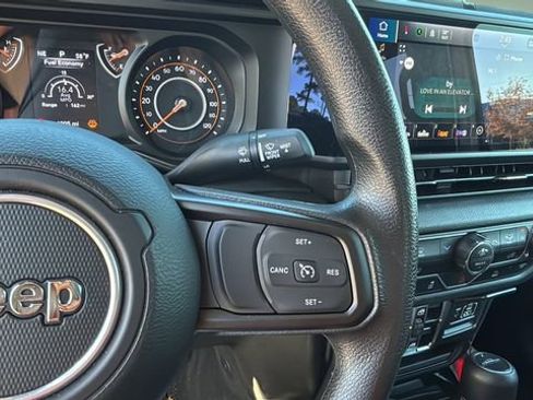 Used 2025 Jeep Gladiator Nighthawk image 21