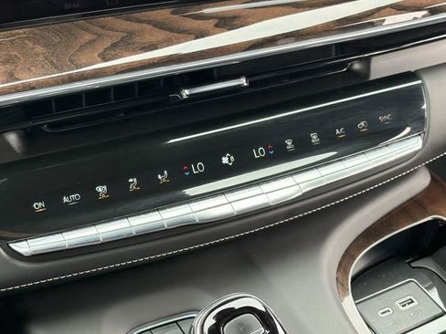 Used 2023 Cadillac Escalade Sport Platinum w/ LPO, ONYX Package AWD/4WD image 17