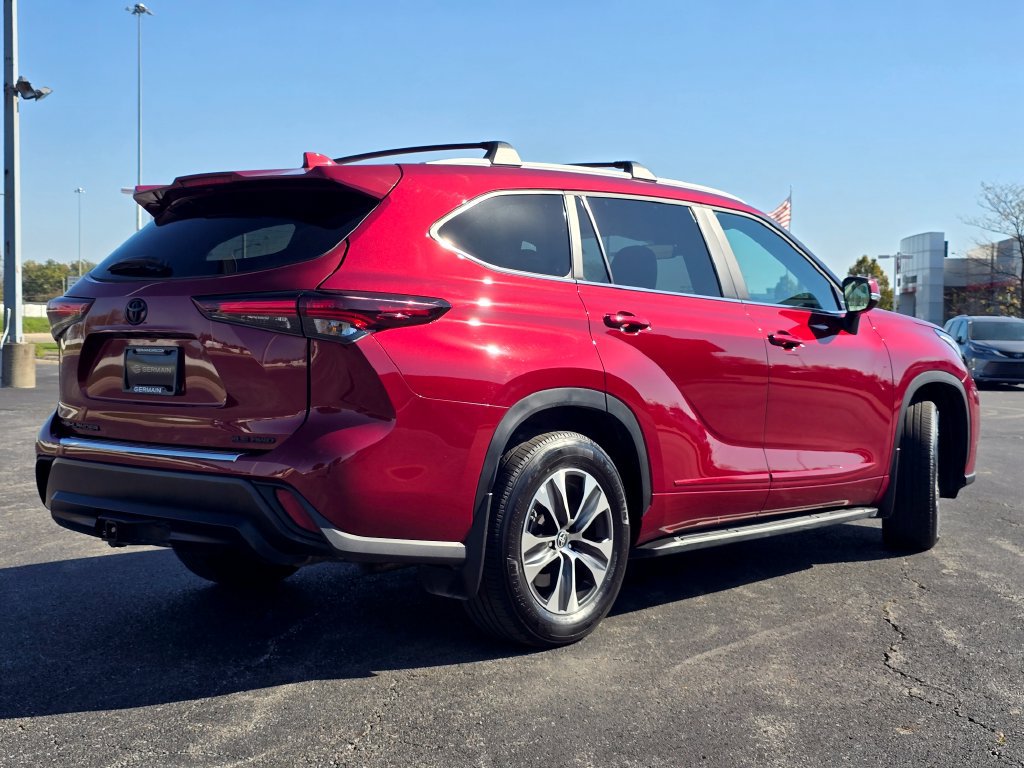 Used 2024 Toyota Highlander XLE AWD/4WD image 16
