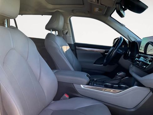 Used 2021 Toyota Highlander Limited image 16