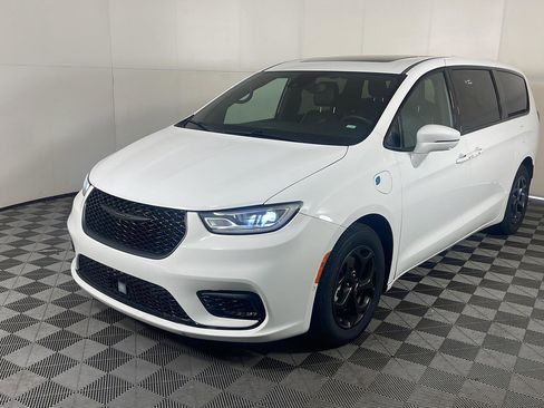 Used 2022 Chrysler Pacifica Limited w/ Uconnect Theater Family Group FWD image 2