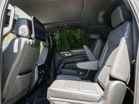 Used 2024 Chevrolet Suburban Z71 w/ Luxury Package AWD/4WD image 32