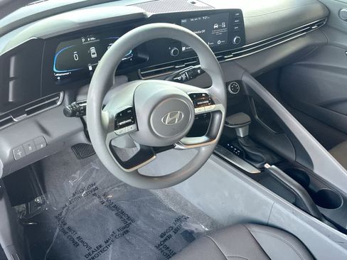 Used 2025 Hyundai Elantra SE FWD image 13