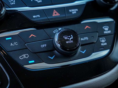 Used 2023 Chrysler Pacifica Touring-L FWD image 17