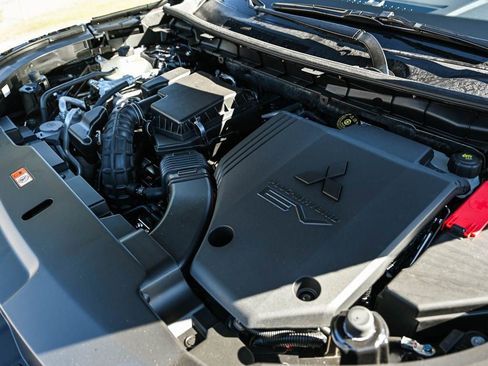 New 2025 Mitsubishi Outlander SE image 7