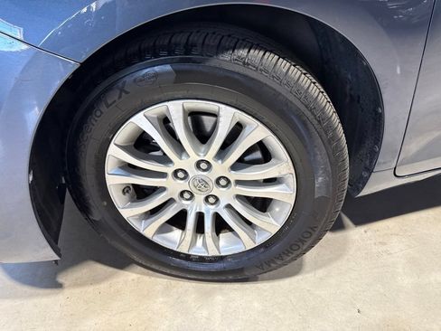 Used 2014 Toyota Sienna XLE w/ Entertainment Package FWD image 2