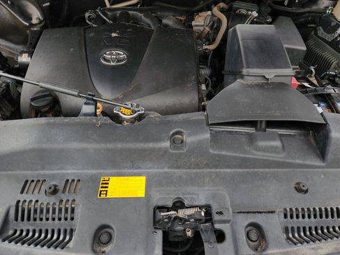 Used 2017 Toyota Highlander Plus FWD image 32