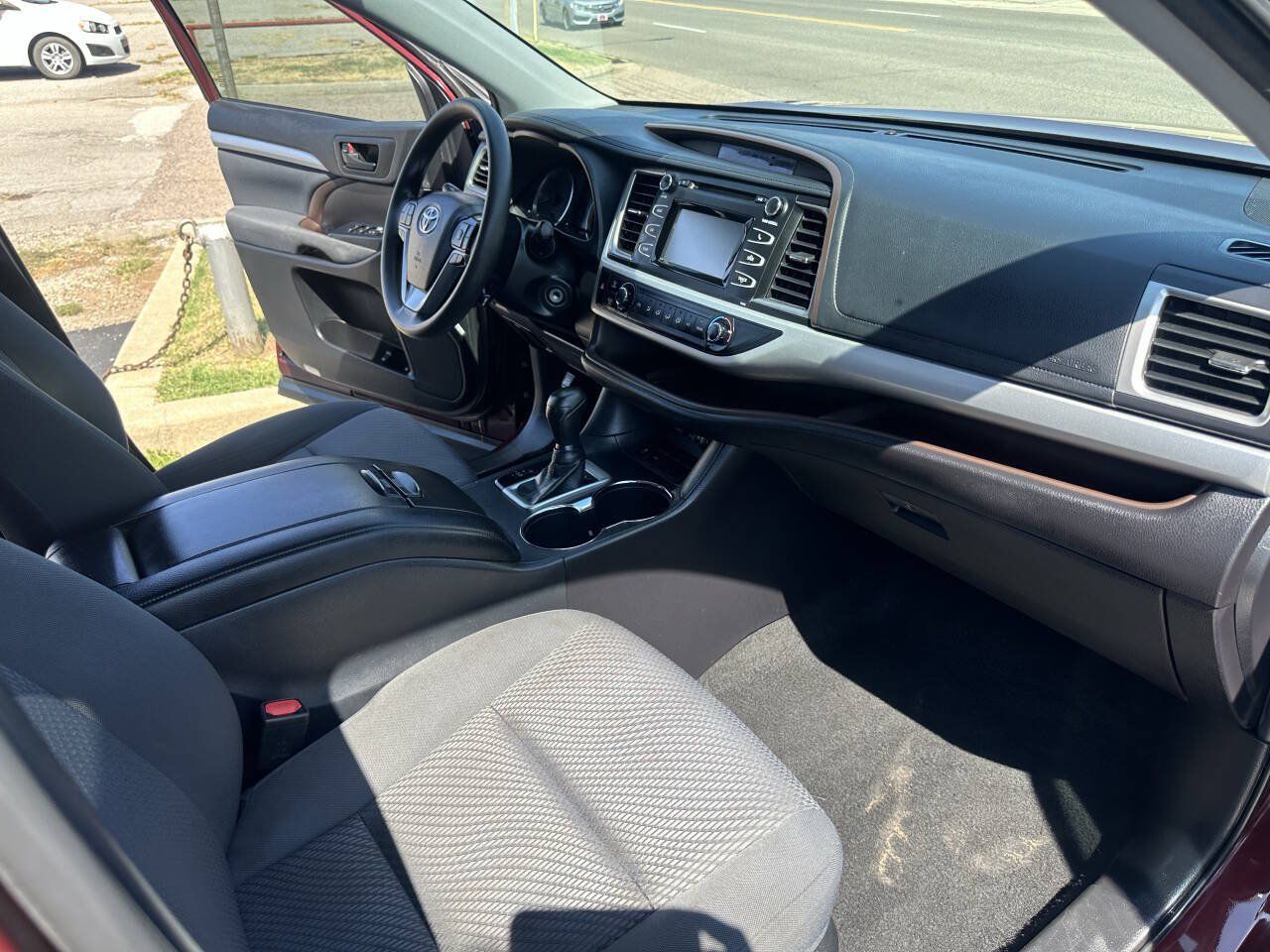 Used 2019 Toyota Highlander LE FWD image 17
