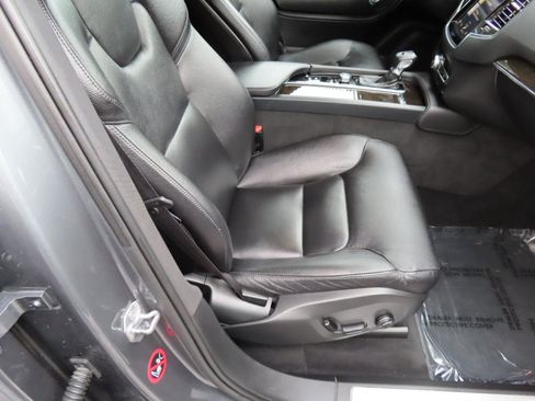 Used 2018 Volvo XC90 T6 Momentum w/ Convenience Package image 17