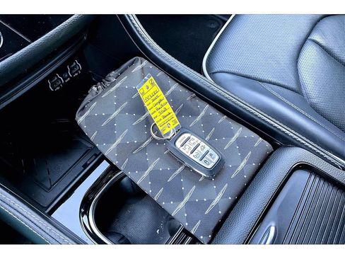 Certified 2025 Chrysler Pacifica Limited FWD image 58