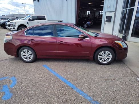 Used 2010 Nissan Altima 2.5 SL w/ Technology Pkg FWD image 4
