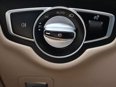 Used 2019 Mercedes-Benz GLC 300 4MATIC w/ Premium Package image 24