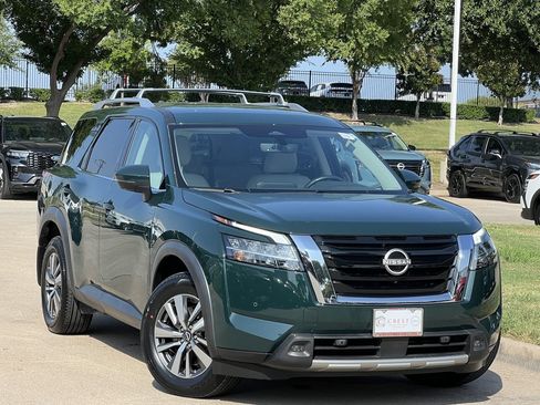 Used 2023 Nissan Pathfinder SL AWD/4WD image 2