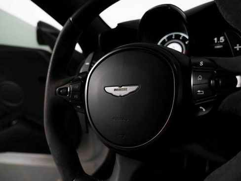 Used 2022 Aston Martin V8 Vantage Coupe image 25