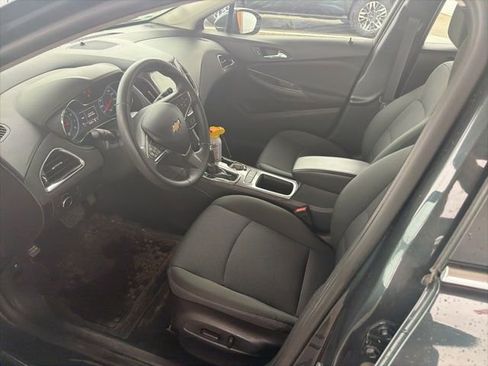 Used 2017 Chevrolet Cruze LT w/ Convenience Package FWD image 9