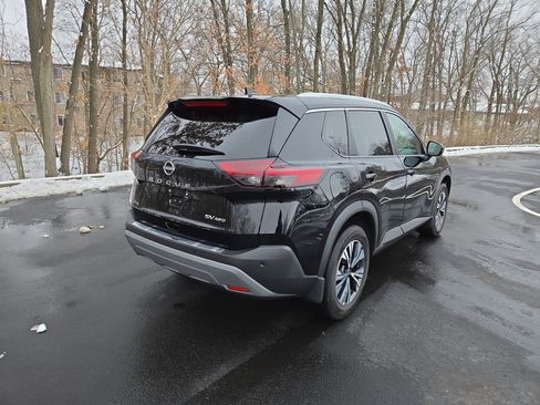 Used 2022 Nissan Rogue SV w/ SV Premium Package image 3