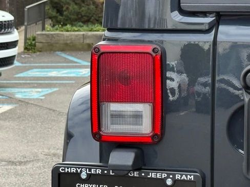 Certified 2016 Jeep Wrangler Unlimited Rubicon AWD/4WD image 14