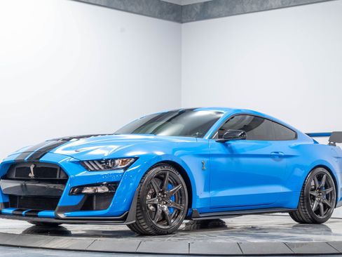 Used 2022 Ford Mustang Shelby GT500 w/ Carbon Fiber Track Pack RWD image 2
