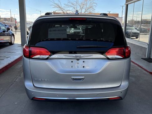 Used 2017 Chrysler Pacifica Touring-L image 6