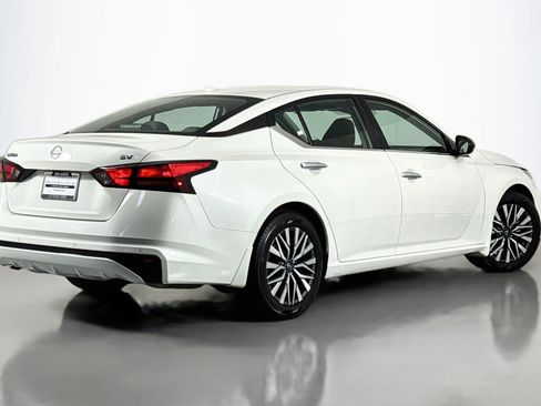 Used 2024 Nissan Altima 2.5 SV FWD image 12