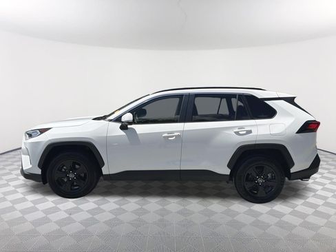 Used 2019 Toyota RAV4 XLE w/ Convenience Package FWD image 2