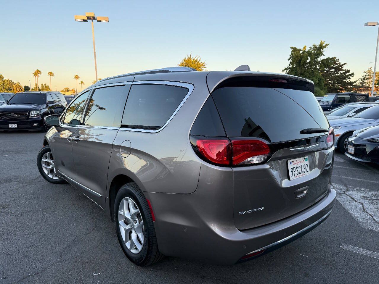 Used 2017 Chrysler Pacifica Touring-L Plus w/ Advanced Safetytec Group FWD image 5