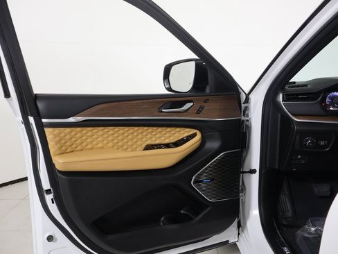 Used 2022 Jeep Grand Cherokee Summit w/ Adv Protech Group IV image 21