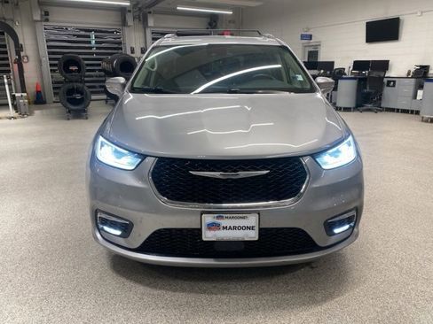 Used 2021 Chrysler Pacifica Touring-L image 2