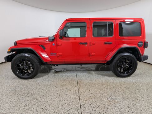 Used 2025 Jeep Wrangler Unlimited Sahara w/ Safety Group AWD/4WD image 4