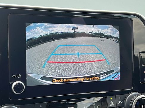 Used 2023 Toyota Highlander LE FWD image 17