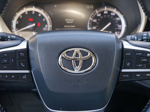 Used 2022 Toyota Highlander XLE AWD/4WD image 23